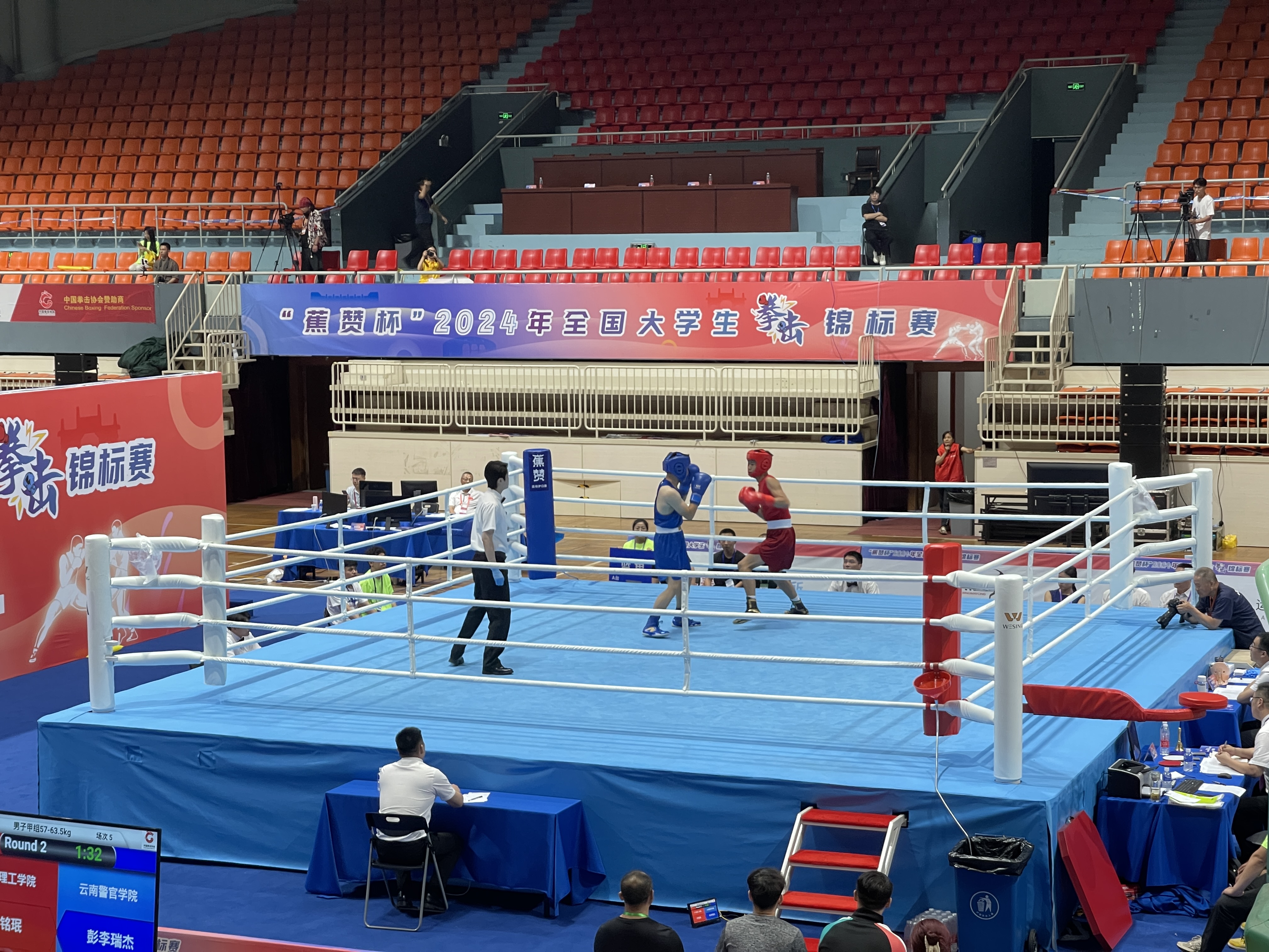 拳击决赛震撼开打，巅峰对决引爆全场