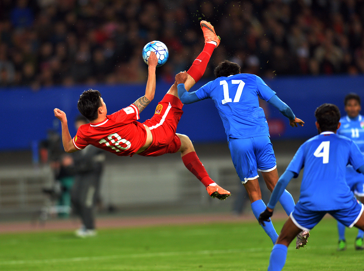 联赛疯狂角逐展开，球队争夺胜利冲刺